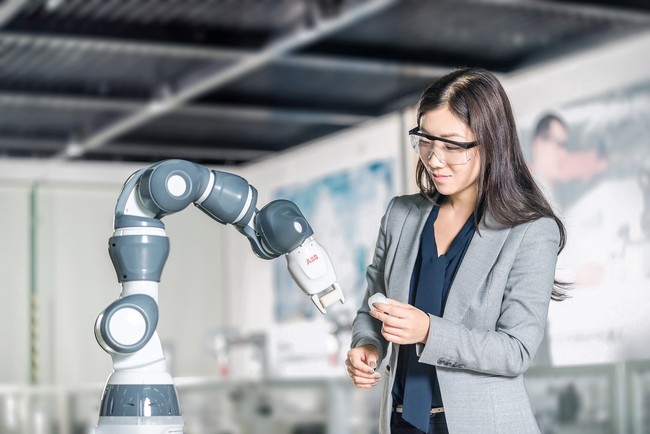 Ra mắt robot 0,5kg hợp tác làm việc với con người tại nhà máy năm 2018 | VTV.VN