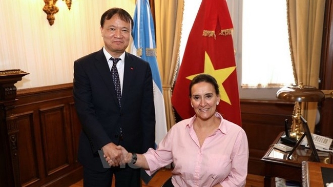 Vice President of Argentina Gabriela Michetti meets with Vietnam’s Deputy Minister of Industry and Trade Do Thang Hai (Photo: VNA)