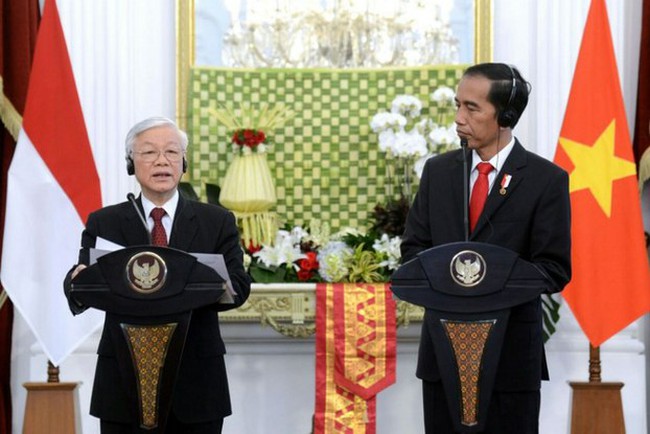 Vietnam's Party General Secretary Nguyen Phu Trong and Indonesian President Joko Widodo (Photo: AFP)