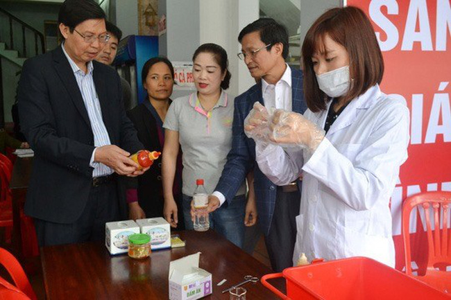 Health worker collects food samples in Huong Pagoda (Photo: nld.com.vn)