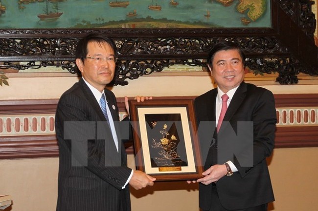 Chairman of the Ho Chi Minh City People’s Committee Nguyen Thanh Phong (R) presents a gift to Chairman of the Osaka Chamber of Commerce and Industry Hiroshi Ozaki (Photo: VNA)