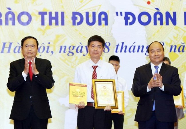 Prime Minister Nguyen Xuan Phuc (first from right) attends the ceremony to launch the Vietnam Innovation Golden Book 2017 (Photo: VNA)