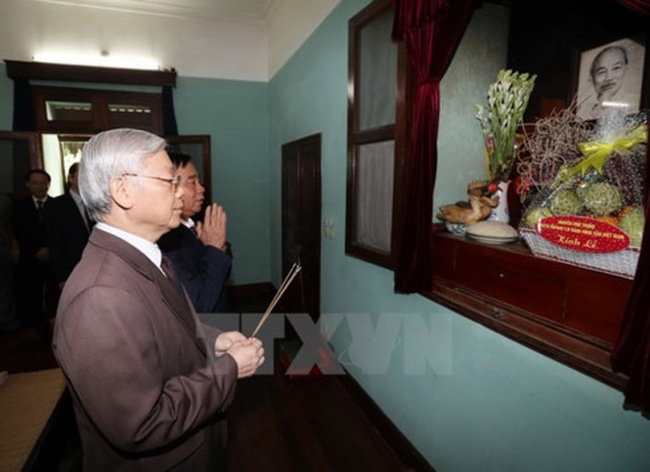 Party General Secretary Nguyen Phu Trong offers incense to commemorate late President Ho Chi Minh