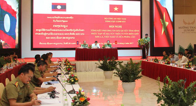Police of Vietnam and Laos review a plan on fighting drug crimes along the Son La-Houaphan border section (Photo: VNA)