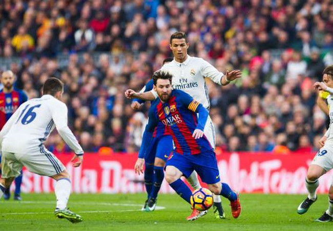 Messi và Ronaldo: Messi và Ronaldo, hai huyền thoại của bóng đá, đã trở thành những ngôi sao vĩ đại như thế nào? Hãy tìm hiểu những hình ảnh đẹp mắt của cặp đôi này khi hỗ trợ đội bóng của mình phấn đấu cho chiến thắng.
