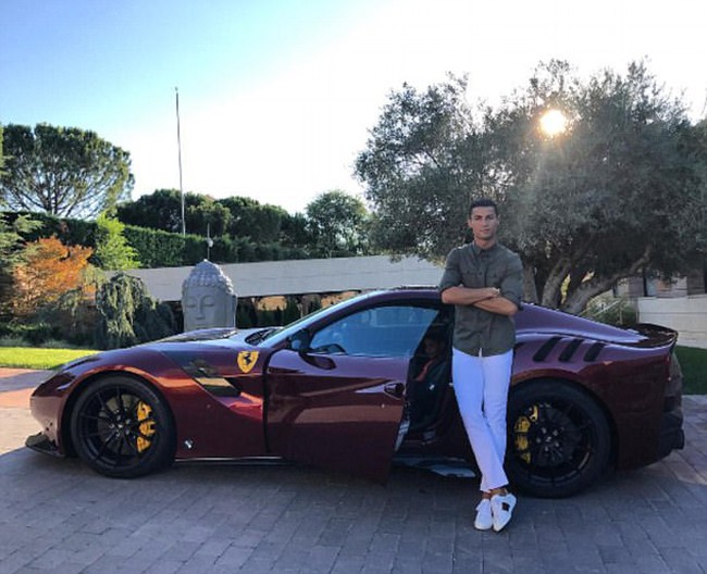 Tay chơi Ronaldo tậu thêm siêu xe Ferrari đắt giá | VTV.VN