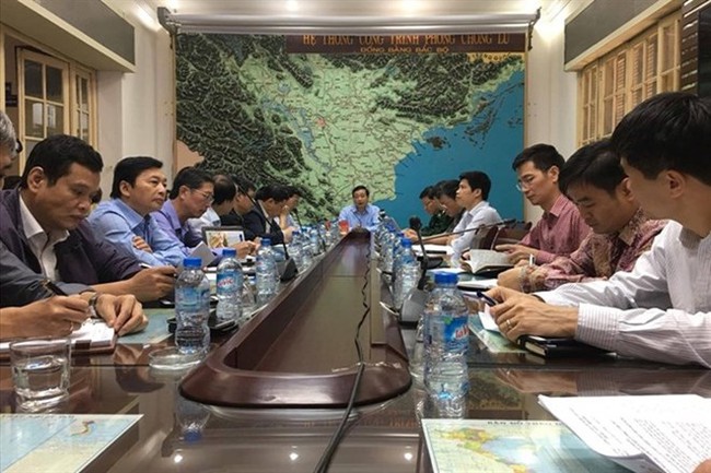 The committee members are discussing the storm preparedness plan. (Photo: laodong.vn)