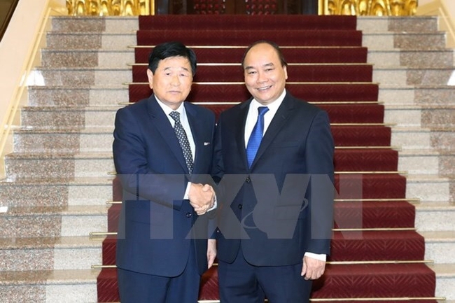 Prime Minister Nguyen Xuan Phuc (R) and former Governor of the RoK’s Osan city Park Shin Won (Photo: VNA)