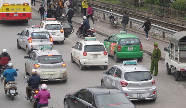 Sở GTVT Hà Nội yêu cầu taxi bỏ khẩu hiệu phản đối Uber, Grab | VTV.VN