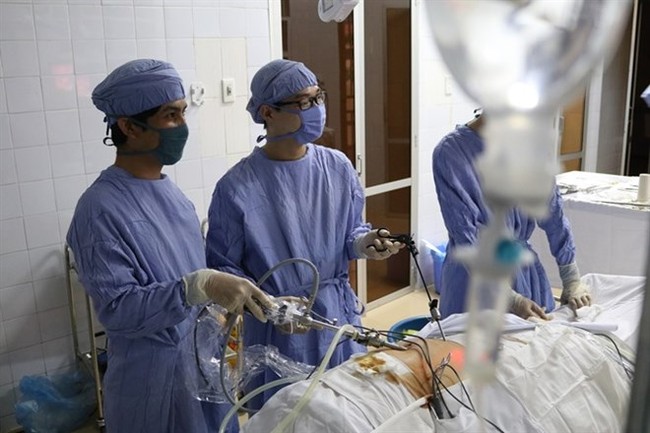 Doctor ​Nguyen Chien Quyet (middle) and his colleagues perform endoscopic surgery (Source: VNA)