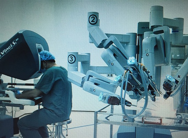 Doctors at Cho Ray Hospital perform complex minimally invasive surgery using robot-assisted system. — Photo courtesy of Cho Ray Hospital
