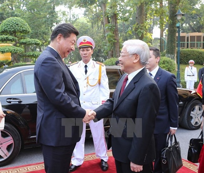 Vietnamese Party chief Nguyen Phu Trong welcomed China's Party General Secretary Xi Jinping in Hanoi in November 2015 (photo: VNA)