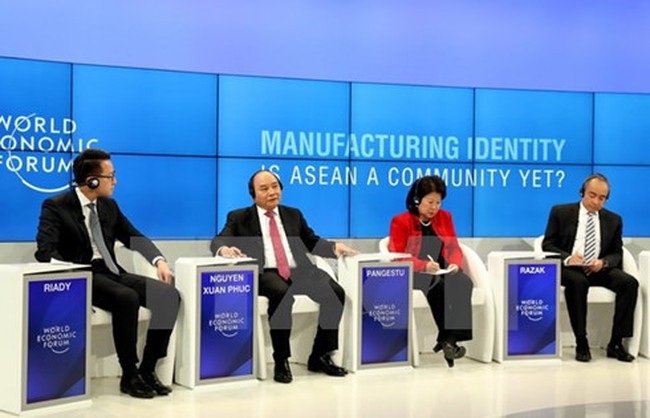 PM Nguyen Xuan Phuc (2nd from the left) at a session in WEF Davos 2017 (photo: VNA).