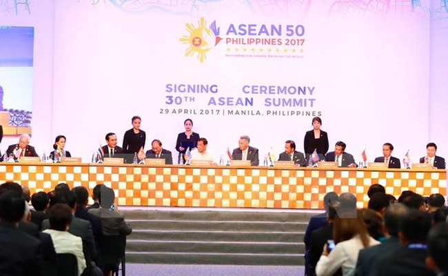 ASEAN leaders sign documents at the 30th ASEAN Summit  (Source: VNA)