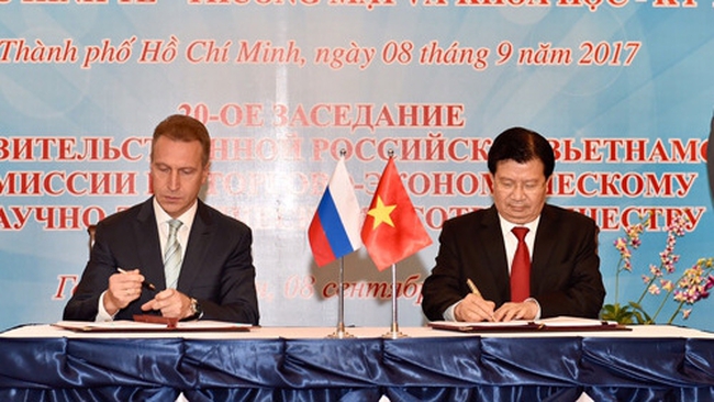 Deputy PM Trinh Dinh Dung (right) and Russia’s First Deputy PM Igor Ivanovich Shuvalov sign the meeting's minutes. (Credit: VGP)