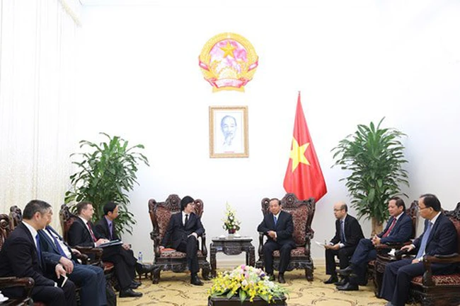 The meeting between Deputy Prime Minister Truong Hoa Binh and French Minister of State for State Reform and Simplification Jean-Vicent Placé on February 27 (Photo: chinhphu.vn)