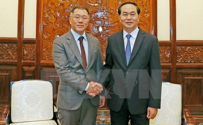 President Tran Dai Quang (R) receives Hyundai Motor Vice Chairman Chung Eui-sun in Hanoi.-
VNA/VNS Photo Nhan Sang