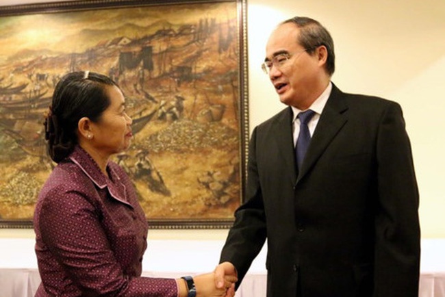 Secretary of the HCM City Party Committee Nguyen Thien Nhan (R) welcomes Cambodian Deputy Prime Minister Men Sam An, who is also head of the Cambodian Women for Peace and Development Association, on September 14.