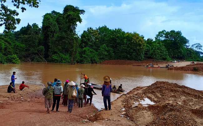 Villagers evacuate after the Xepian-Xe Nam Noy hydropower dam collapsed in Attapeu province, Laos July 24, 2018. Picture taken July 24, 2018. (Photo: Stringer/Reuters)