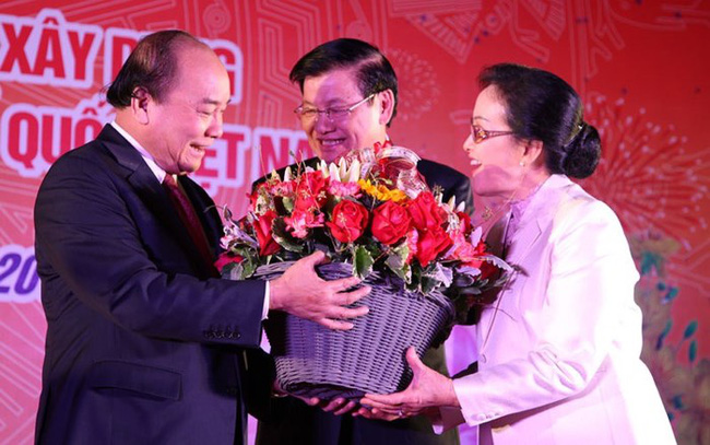 Lao Prime Minister Thongloun Sisoulith and his spouse present flowers to the Vietnamese Prime Minister. (Photo: VOV)