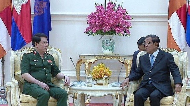 Cambodian Prime Minister Samdech Hun Sen (R) receives Sen. Lieut. Gen. Luong Cuong (Photo: VNA)