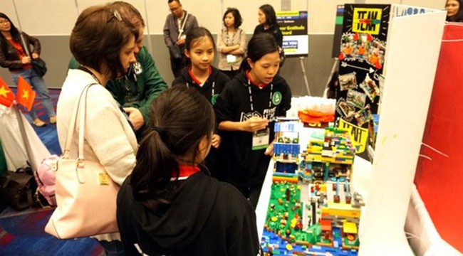 Vietnamese students from Hanoi’s Wellspring School won the Innovative Poster Award at the First Lego League Jr. World Festival Expo, part of the three-day 2018 First Lego League event held in Houston. (Photo: dantri.com.vn)