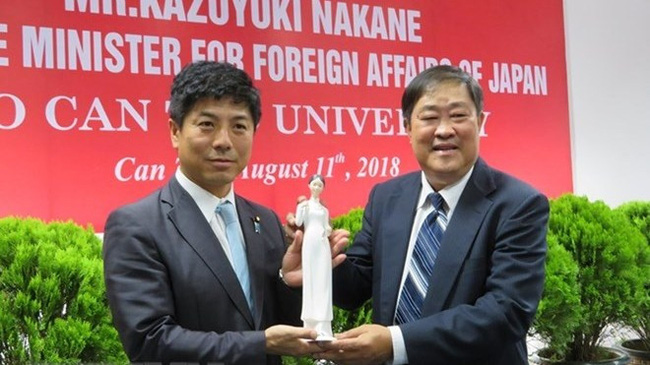 Rector of Can Tho University Ha Thanh Toan (R) presents a gift to visiting Japanese State Minister for Foreign Affairs Kazuyuki Nakane (Photo: VNA)