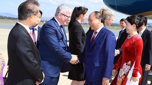Prime Minister Nguyen Xuan Phuc and his spouse arrive in Canberra in the afternoon of March 14 (Photo: VNA)