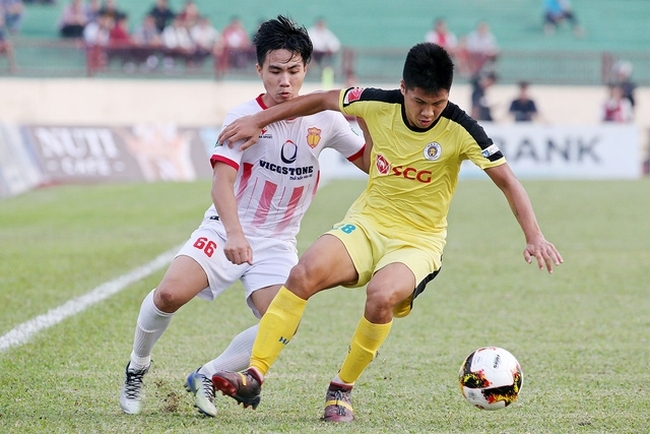 Nam Dinh FC (in white) have retained their place in next year's V.League. (Photo: dantri.com.vn)