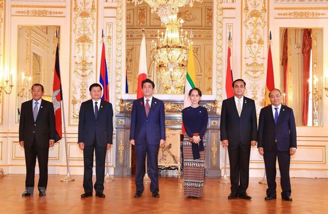 From right: Vietnamese PM Nguyen Xuan Phuc, Thai PM Prayut Chan-o-cha, Myanmar State Counsellor Aung San Suu Kyi, Japanese PM Shinzo Abe, Lao PM Thongloun Sisoulith and Cambodian PM Hun Sen pose for a photo at the 10th Mekong-Japan Summit in Tokyo on October 9 (Photo: VNA)