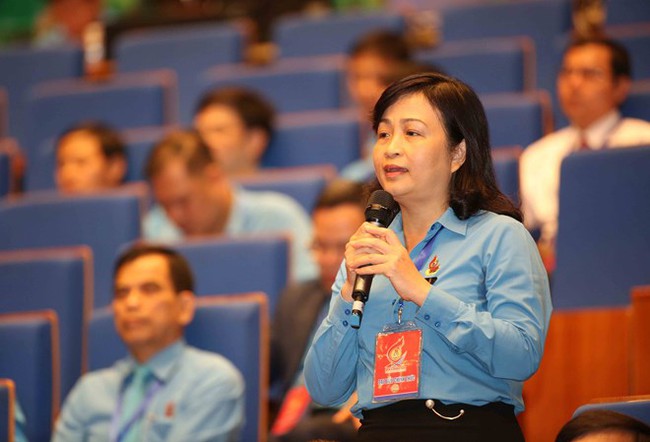 Nguyen Khoa Hoai Huong, President of the provincial Thua Thien-Hue Confederation of Labour, speaks at the forum on September 24 (Photo: VNA)