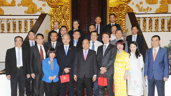 PM Nguyen Xuan Phuc receives Singaporean investors (Photo: Tran Hai)