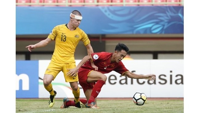 Vietnam U19 football team (in red) suffer the second consecutive 1-2 defeat to Australia U9 (in yellow) and have to say goodbye to the 2018 AFC U19 Championship on October 22. (Photo: VFF)
