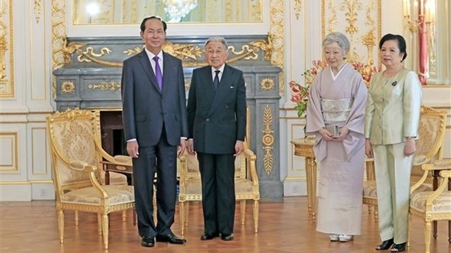 Before leaving Tokyo, President Tran Dai Quang and his spouse had a warm farewell meeting with the Emperor and Empress.(Photo: VNA)