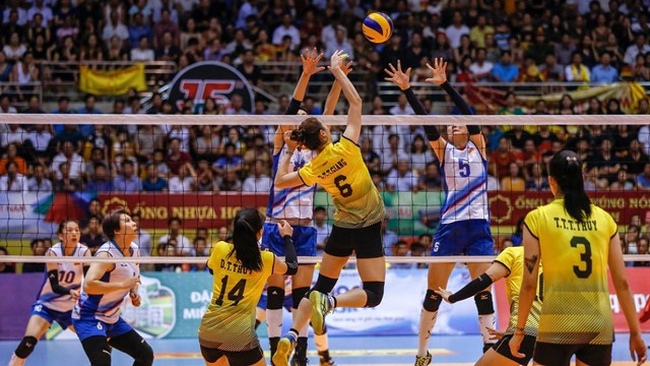 The Vietnamese national women's volleyball team (in yellow) came from behind to beat the Sichuan club from China 3-2 in the semifinal on August 9.