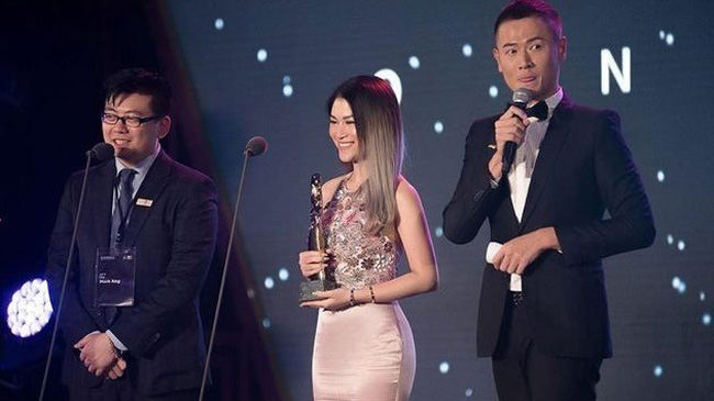 Ngoc Thanh Tam (centre) honoured with the Special Jury Award for Best Actress at the 58th Asia-Pacific Film Festival