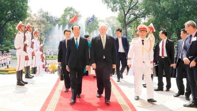 President Tran Dai Quang (L) and Australian Governor-General Peter Cosgrove at the official welcoming ceremony for the latter in Hanoi on May 24 (Photo: VNA)