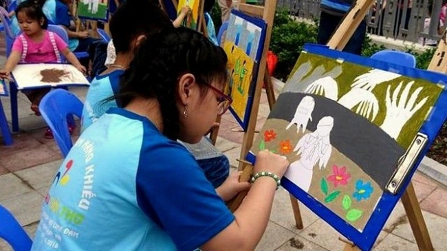 Children draw paintings on protecting children from sexual abuse. (Photo: CPV)