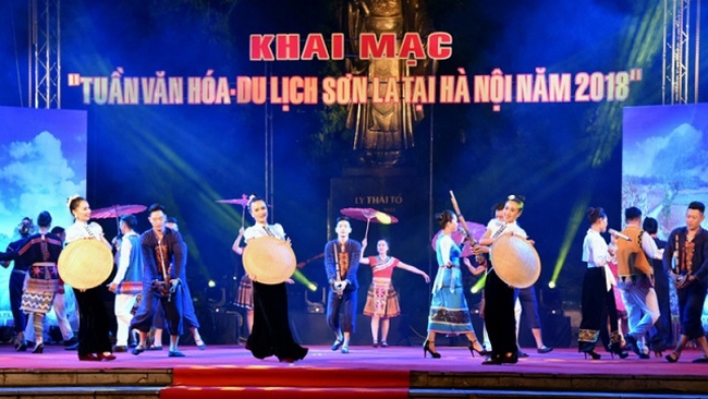 A performance at the opening ceremony of the Son La Culture - Tourism Week, in Hanoi, on the evening of October 19. (Photo: kinhtedothi.vn)
