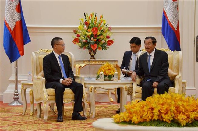 Cambodian Prime Minister Samdech Techo Hun Sen (R) receives Vietnamese Ambassador to Cambodia Vu Quang Minh. (Photo: VNA)
