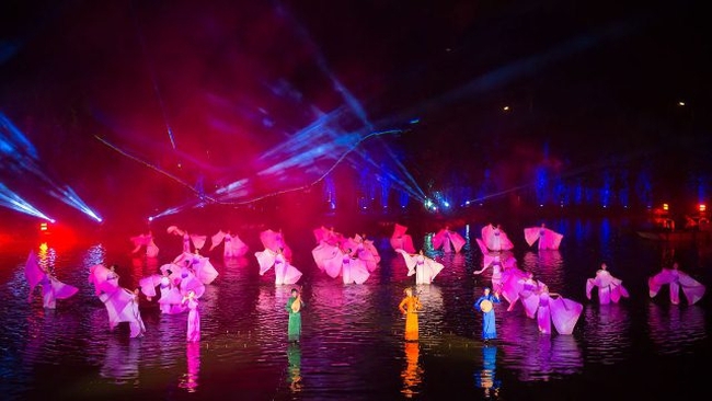 The stage is permanently submerged under a thin layer of water, and is large enough to accommodate all 250 performers at any one time. (Photo: tinhhoabacbo.com)