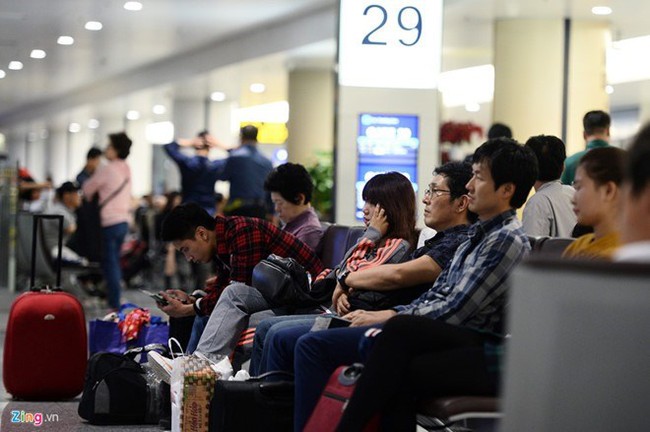 Cheap flight tickets for the Tet (Lunar New Year) holiday are almost sold out. (Photo: zing.vn)