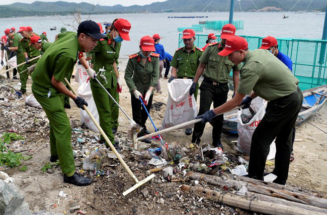 Young police officers in Phu Yen province join in a beach cleanup activity (Photo: VNA)