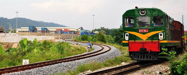 A freight train passes the Laoo Cai Inland Container Depot in the northern mountainous province of Lao Cai. (Photo icdlaocai.com)