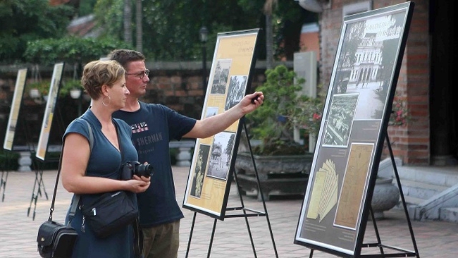 Foreign visitors to an exhibition at the Temple of Literature in Hanoi. (Photo: VNA)