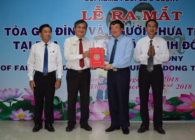 Chief Justice of the Supreme People’s Court Nguyen Hoa Binh (second, right) presents the decision on the organisation of the Family and Juvenile Court to representatives of the Dong Thap provincial People's Court (Photo: VNA)