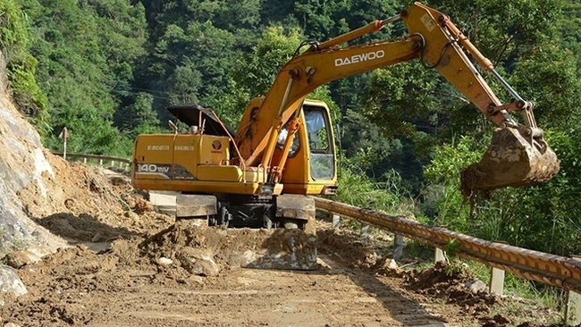 Landslides block a provincial road linking Nghia Lo - Tram Tau districts in Yen Bai province. (Photo: NDO)