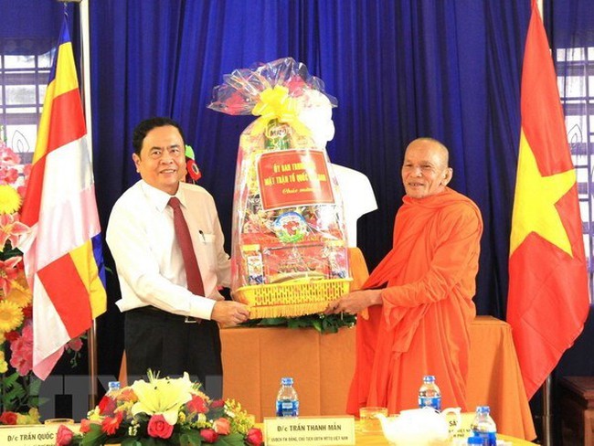 VFF Central Committee President Tran Thanh Man presents gifts to Can Tho Patriotic Clergy Solidarity Association (Source: VNA)