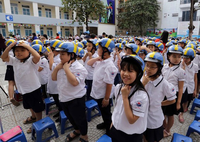 Students of the Ba Dinh Primary School in Hanoi are presented with helmets on November 8 (Photo: VNA)
