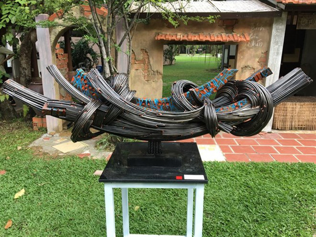 Pho Day (City of Wire), a sculpture made of iron by Tran Viet Ha (Photo: VNA)